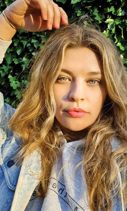 CHLOE HEIGHT 157 | BUST 99 | WAIST 80 | HIP 107